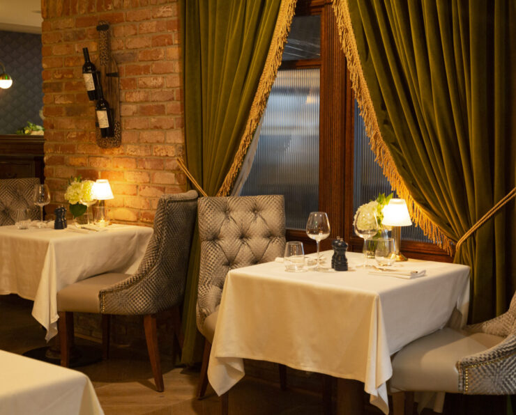 The Enclosure larger Dinner setting - Glenroyal Hotel